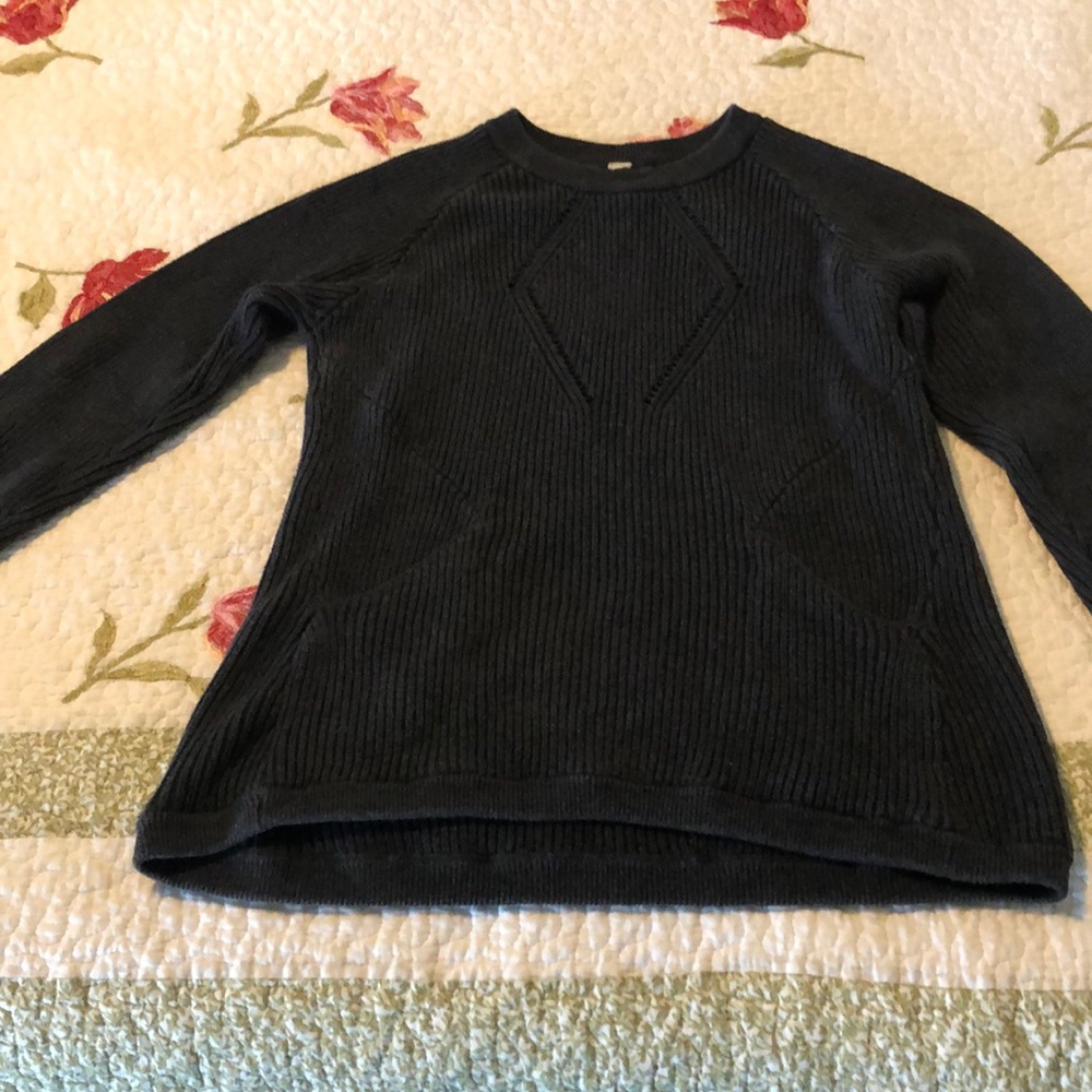 Lululemon gray sweater size 8, tag is cut out